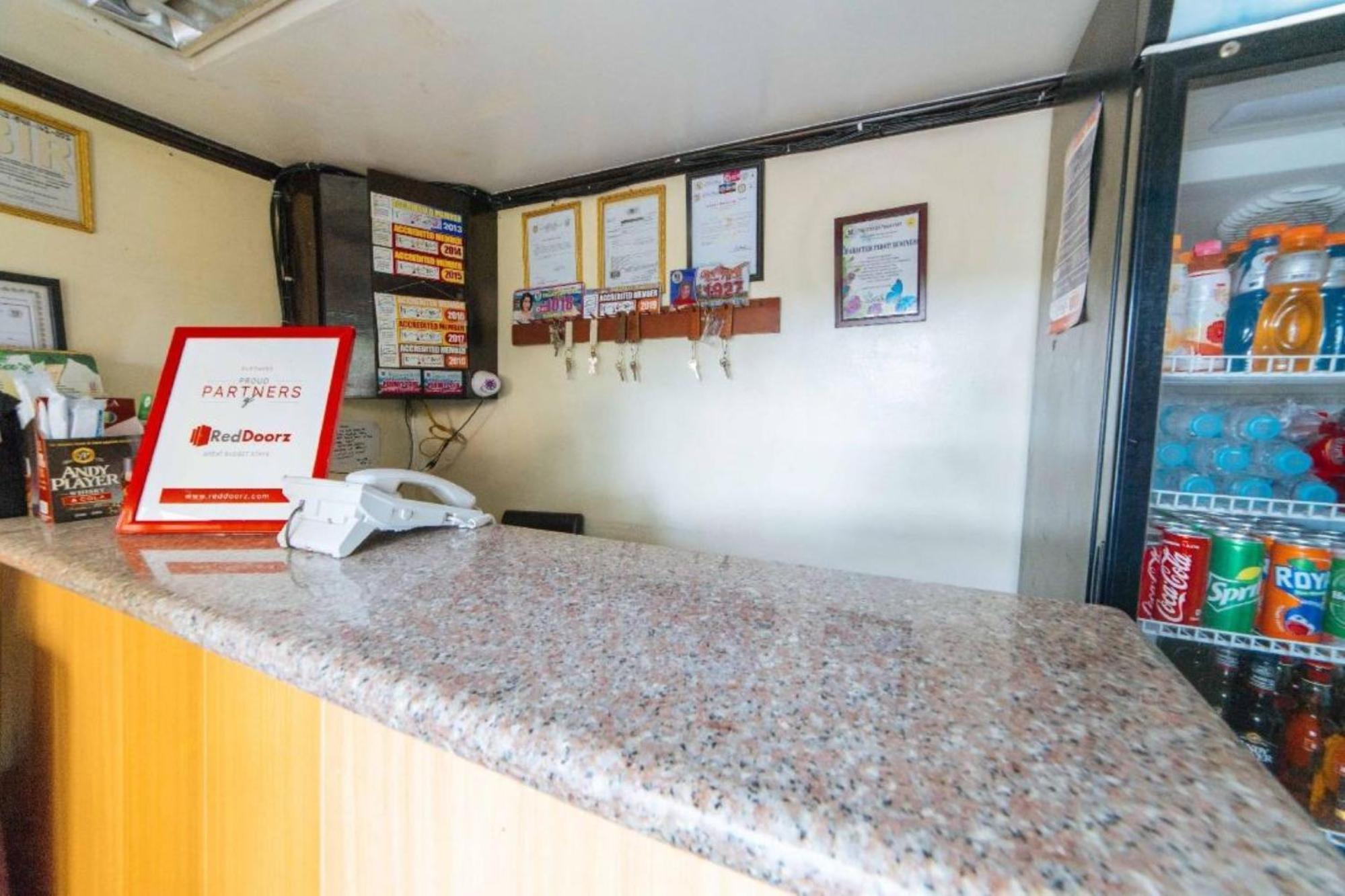 Hotel Reddoorz At Tagaytay Road Tagaytay City Exterior foto